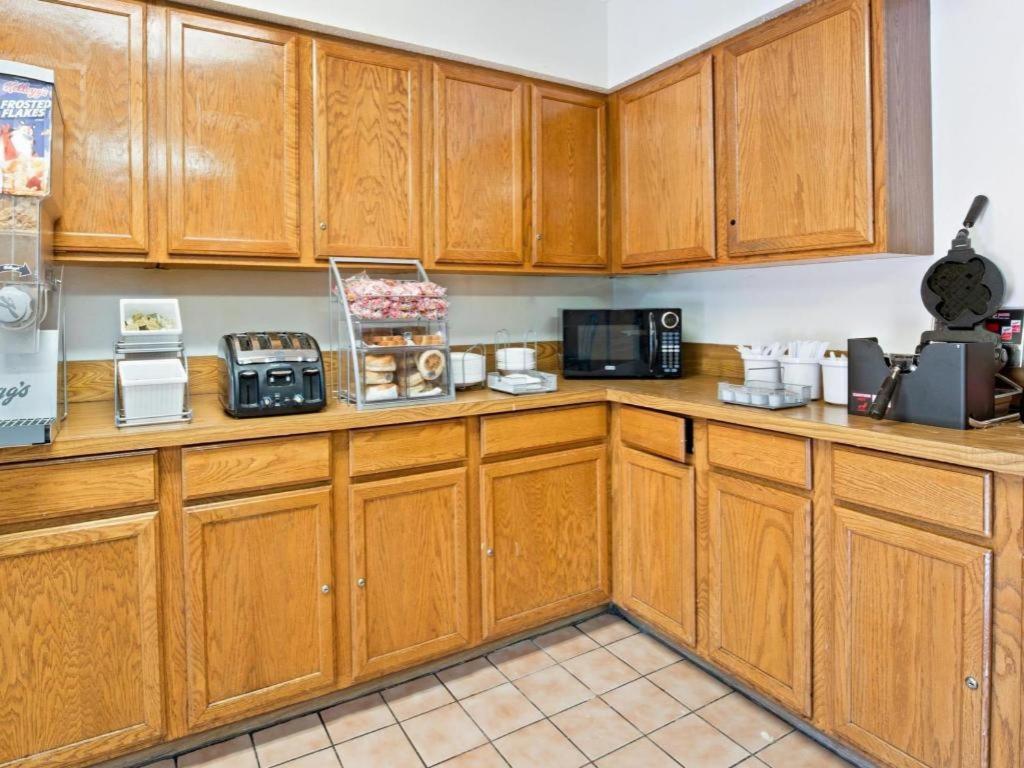 Super 8 By Wyndham Plano/Dallas Area Екстер'єр фото